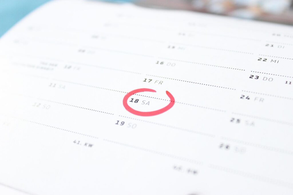 Calendar with a date circled in red, a reminder to plan a federal bid calendar around the fiscal year-end rush
